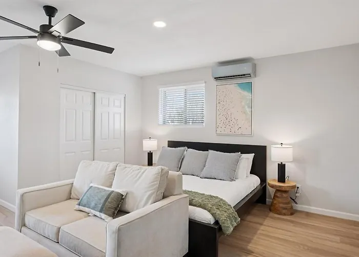 Apartment Chic - King Bed And Sleeper