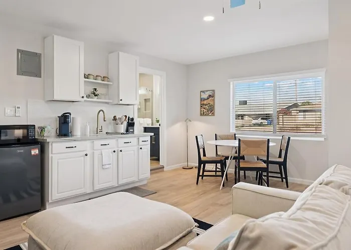 Chic - King Bed And Sleeper * Tempe