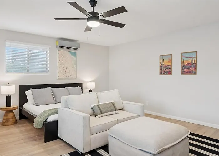 Chic - King Bed And Sleeper Apartment