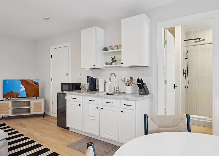 Chic - King Bed And Sleeper Apartment